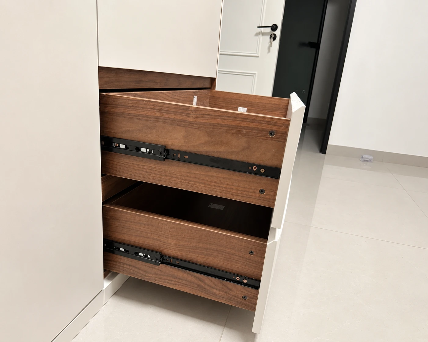 High-load synchronized runners and ultra-thin metal drawer boxes