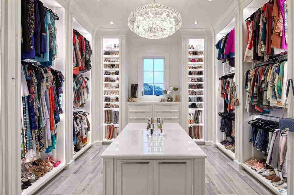 Dimensions of the different areas of a walk-in closet