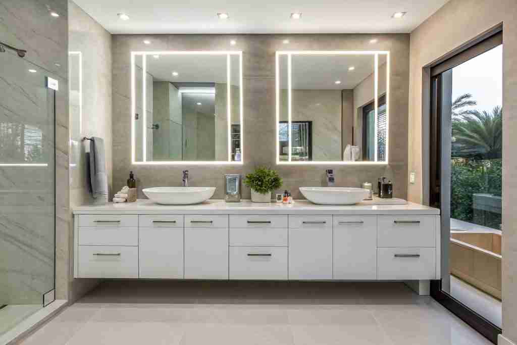 How to Hang a Bathroom Mirror？