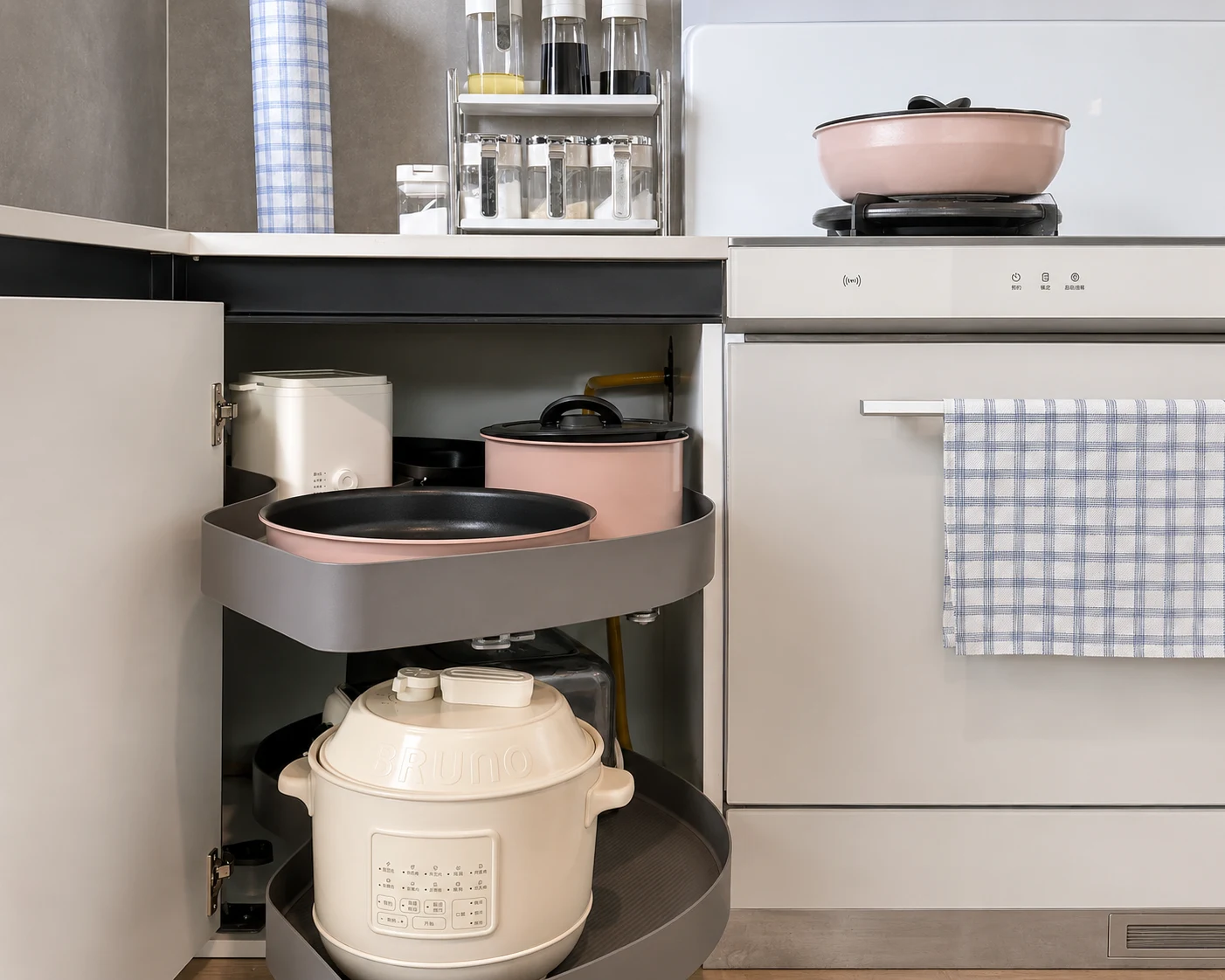 Corner Optimization: Resolving Door Swing & Dead Corners in Kitchen Cabinets