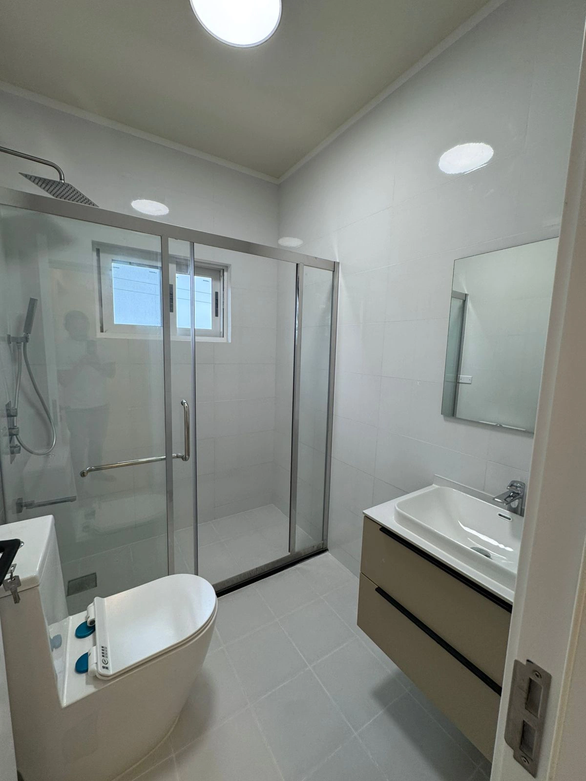 Guam Villa bathtub and matching bathroom products