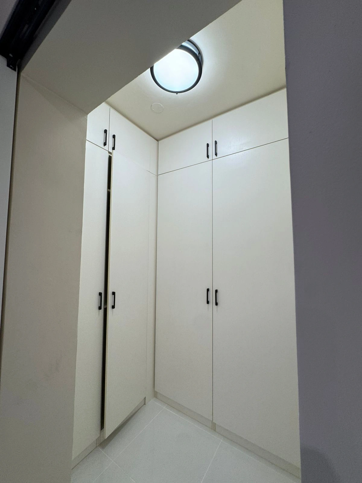 Guam Villa large light-colored glossy floor tiles for easy maintenance